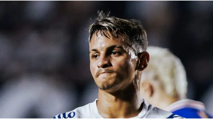 Weslley Patati durante partida contra o Fortaleza, em 2023. Jornalista elogia o jovem jogador.