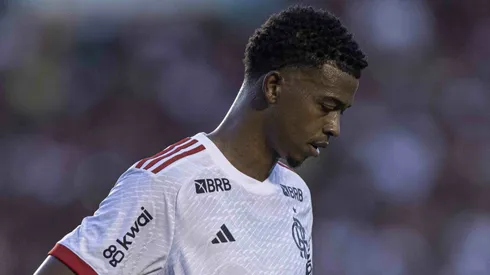 Carlinhos, jogador do Flamengo, durante partida contra o Atletico-GO, no estádio Serra Dourada, pelo Brasileirão Série A