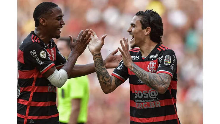 Pedro e Lorran comemoram gol do Flamengo, contra o Corinthians, no Maracanã. Foto: Thiago Ribeiro/AGIF