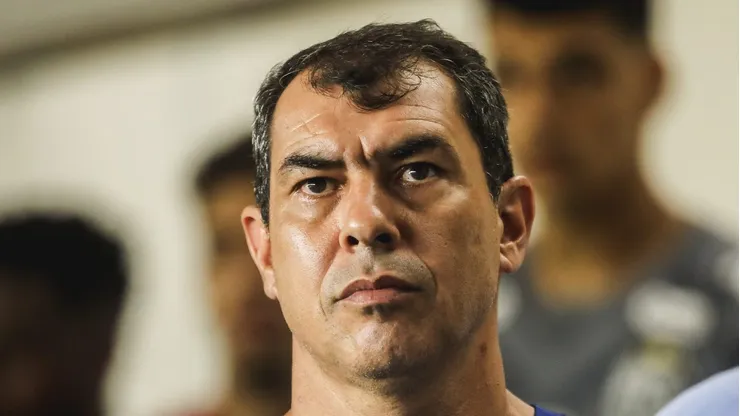 Fábio Carille antes da partida contra o Guarani. Técnico recebe críticas da torcida.