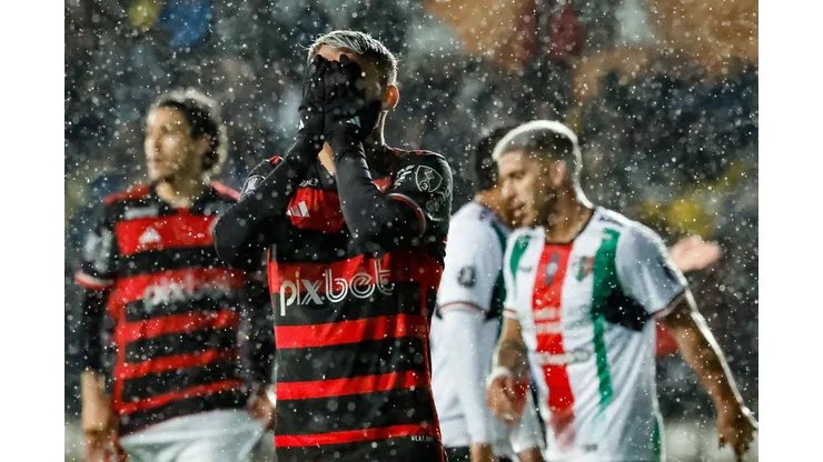 Jogador do Flamengo lamenta durante partida contra o Palestino. Foto: PhotoSport/AGIF