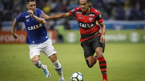 Bruno Pacheco, jogador do Atletico-GO e Thiago Neves , jogador do Cruzeiro durante partida no Mineirão. Foto: Thomás Santos/AGIF