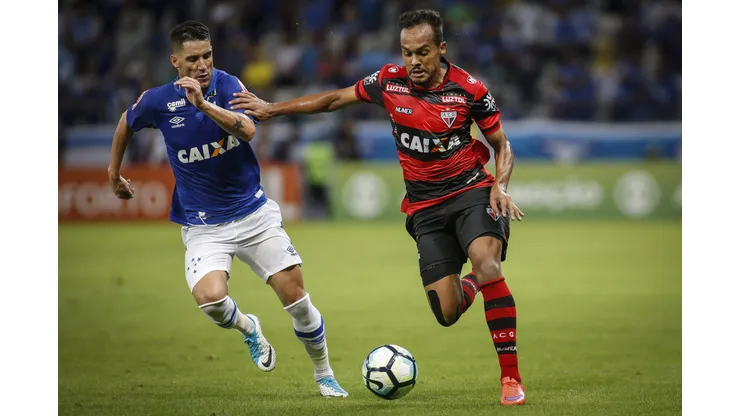Bruno Pacheco, jogador do Atletico-GO e Thiago Neves , jogador do Cruzeiro durante partida no Mineirão. Foto: Thomás Santos/AGIF