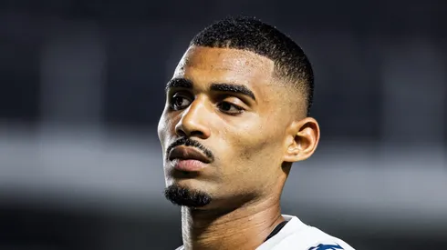 Joaquim durante partida contra o Guarani. Zagueiro é elogiado por jornalista.