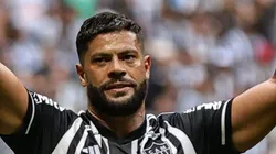 Hulk comemora seu gol durante partida contra o Grêmio. Atacante é elogiado por gremistas.