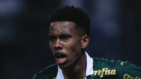 Estevão comemora seu gol durante partida contra o Botafogo-SP. Joia deve jogar na Inglaterra.