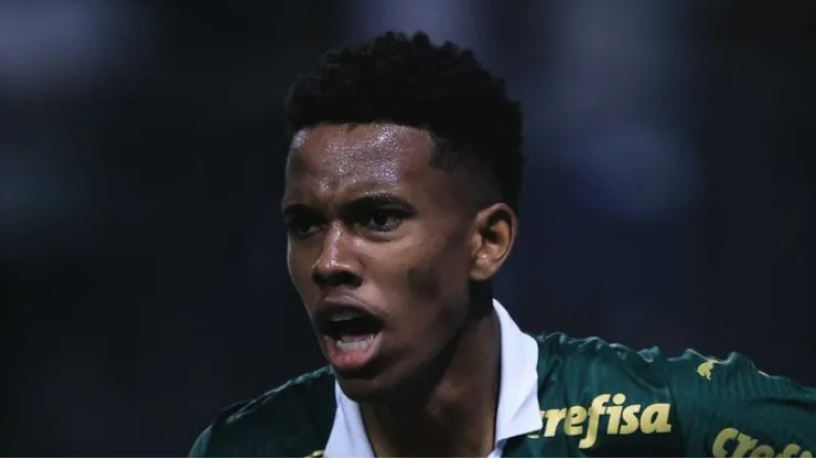 Estevão comemora seu gol durante partida contra o Botafogo-SP. Joia deve jogar na Inglaterra.