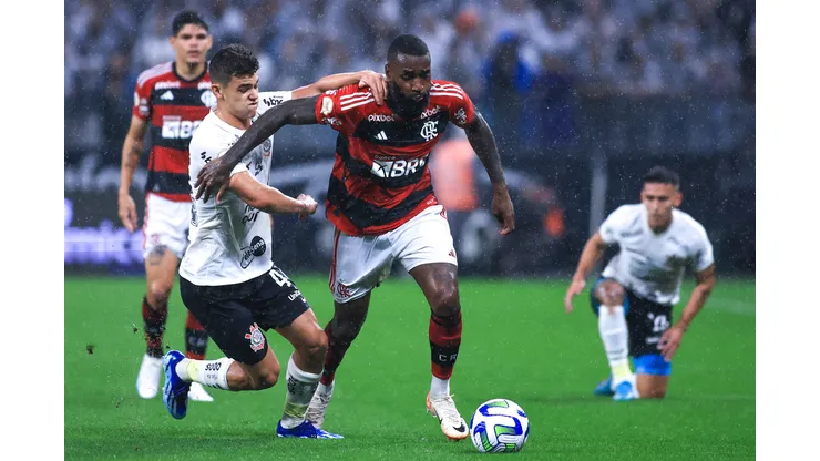 Gabriel Moscardo jogador do Corinthians disputa lance com Gerson jogador do Flamengo durante partida. Foto: Marcello Zambrana/AGIF