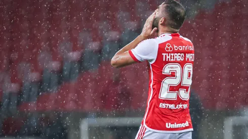 RS - PORTO ALEGRE - 13/04/2024 - BRASILEIRO A 2024, INTERNACIONAL X BAHIA - Thiago Maia jogador do Internacional lamenta durante partida contra o Bahia no estadio Beira-Rio pelo campeonato Brasileiro A 2024. Foto: Maxi Franzoi/AGIF