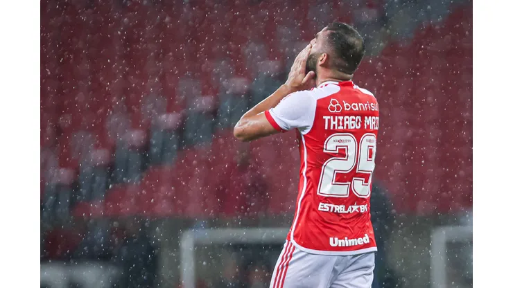 RS - PORTO ALEGRE - 13/04/2024 - BRASILEIRO A 2024, INTERNACIONAL X BAHIA - Thiago Maia jogador do Internacional lamenta durante partida contra o Bahia no estadio Beira-Rio pelo campeonato Brasileiro A 2024. Foto: Maxi Franzoi/AGIF