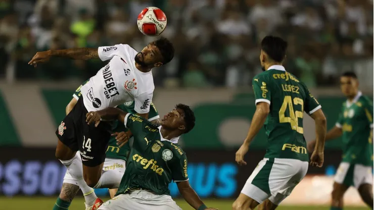 SP - BARUERI - 18/02/2024 - PAULISTA 2024, PALMEIRAS X CORINTHIANS - Endrick do Palmeiras disputa lance com Raniele do Corinthians durante partida no estadio Arena Barueri pelo campeonato Paulista 2024. Foto: Leonardo Lima/AGIF