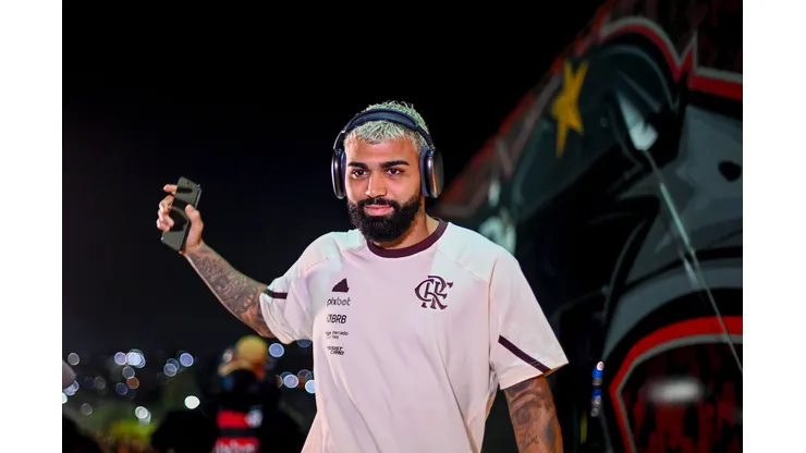 Gabigol chegando em Flamengo x Amazonas. Atacante chegou mais cedo no treino do clube - Foto: Marcelo Cortes/Flamengo