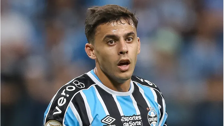 Carballo, jogador do Grêmio, durante partida contra o Botafogo no estádio Arena do Grêmio pelo Brasileirão Série A