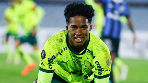 Endrick comemora como Kong no Palmeiras