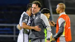 Gabriel Milito, treinador do Atlético Mineiro comemora com os jogadores a classificação na Libertadores.