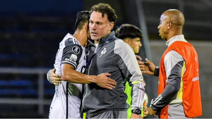 Gabriel Milito, treinador do Atlético Mineiro comemora com os jogadores a classificação na Libertadores.