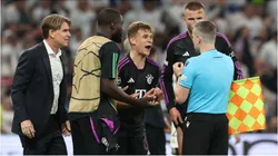 Foto: Alexander Hassenstein/Getty Images - Jogadores do Bayern reclamam com o árbitro