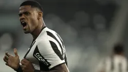 Júnior Santos comemorando o gol do Botafogo na Libertadores