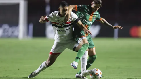 Michel Araújo disputa bola com jogador do Cobresal, em jogo de ida da fase de grupos da Libertadores, no Morumbis. Foto: Alexandre Schneider/Getty Images.