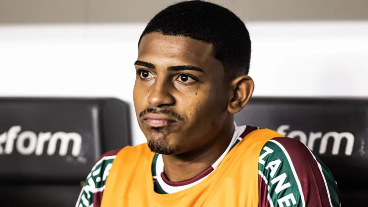 John Kennedy no banco de reservas durante a partida entre Santos e Fluminense, na Vila Belmiro, pelo Campeonato Brasileiro de 2023, no dia 29/11.