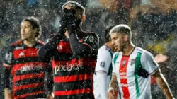 Jogador do Flamengo lamentando em partida da Libertadores