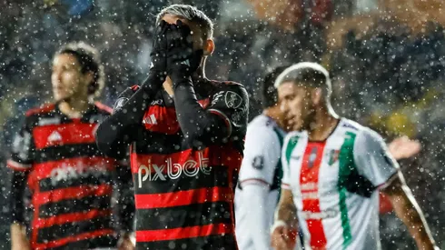 Jogador do Flamengo lamentando em partida da Libertadores