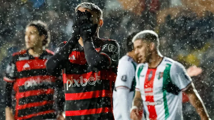 Jogador do Flamengo lamentando em partida da Libertadores