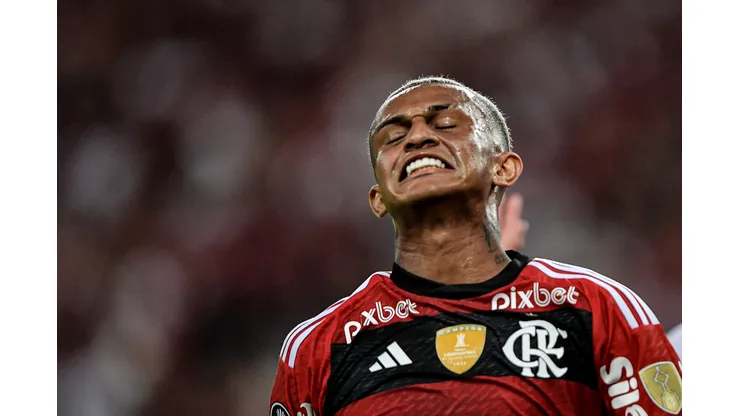 RJ - RIO DE JANEIRO - 03/08/2023 - LIBERTADORES 2023, FLAMENGO X OLIMPIA - Wesley jogador do Flamengo lamenta chance perdida durante partida contra o Olimpia no estadio Maracana pelo campeonato Libertadores 2023. Foto: Thiago Ribeiro/AGIF