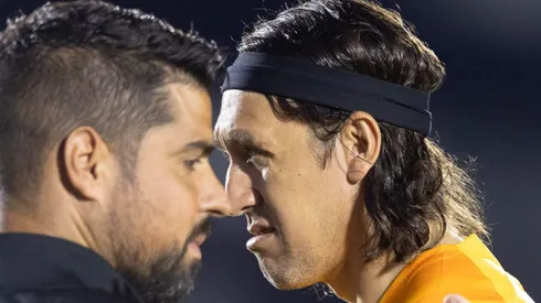 Cássio é consolado por Antônio Oliveira. Foto: Diogo Reis/AGIF