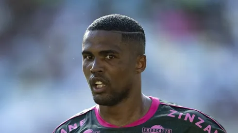 Douglas Costa durante partida contra o Madureira. Atacante ganha voto de confiança de Diniz.