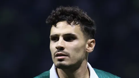 Raphael Veiga durante partida contra o Botafogo-SP. Meia foi desfalque no último jogo.