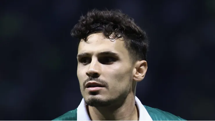 Raphael Veiga durante partida contra o Botafogo-SP. Meia foi desfalque no último jogo.