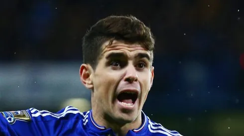 Oscar durante partida do Chelsea. Meia pode chegar ao Mengão antes do previsto.