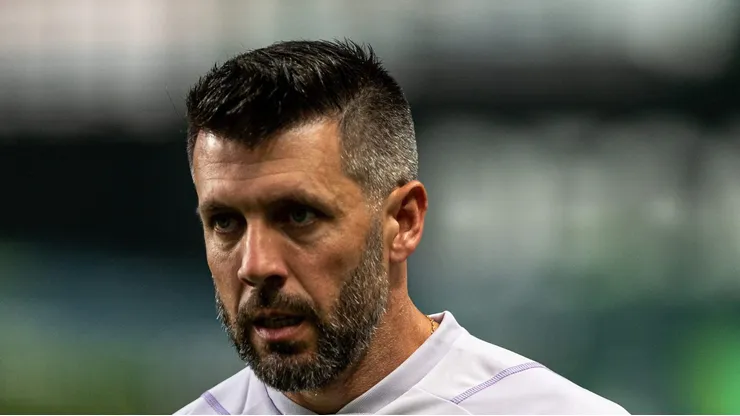 Pezzolano durante partida do Campeonato Mineiro. Técnico não estaria nos planos do Cruz-Maltino.
