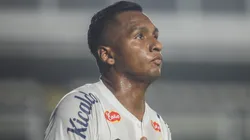 Morelos comemorando seu gol durante partida entre Santos e Guarani, na Vila Belmiro, pela Série B do Campeonato Brasileiro, no dia 06/05/2024.