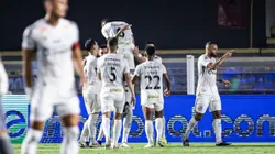 Elenco do Santos comemorando vitória contra o Guarani em partida da Série B