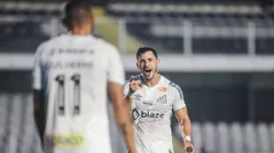 Giuliano e Guilherme comemoram gol do Santos contra o Guarani. Foto: Reinaldo Campos/AGIF