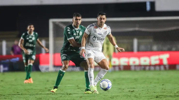 Giuliano jogador do Santos durante partida contra o Guarani no estadio Vila Belmiro pelo campeonato Brasileiro B 2024. Foto: Reinaldo Campos/AGIF