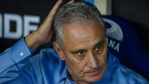 Tite coça a cabeça para a busca de soluções para o Flamengo.