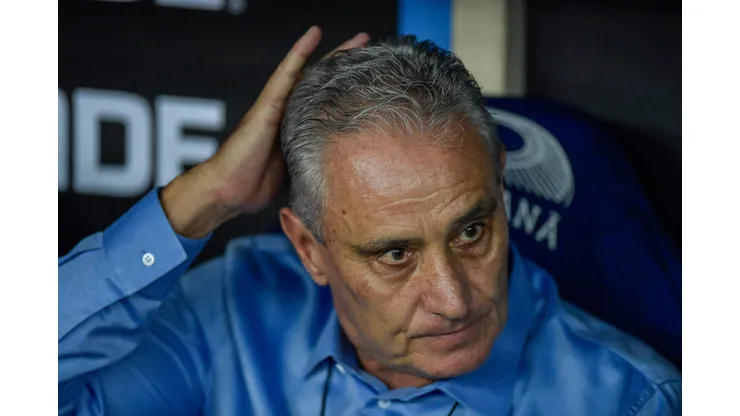 Tite coça a cabeça para a busca de soluções para o Flamengo.