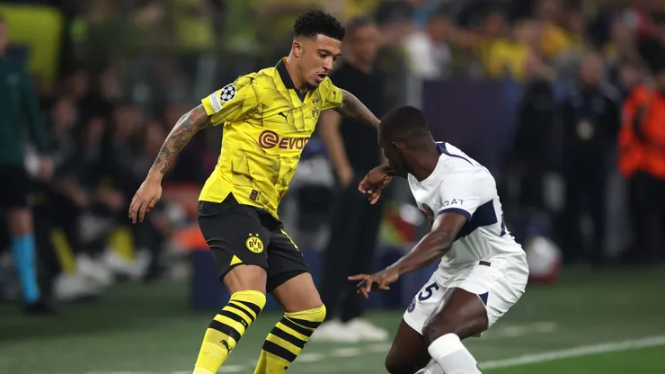 Sancho e Nuno Mendes em partida da Champions League entre Borussia Dortmund x PSG (Foto: Alex Grimm/Getty Images)