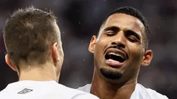 Joaquim comemora seu gol com jogadores do Peixe. Atleta é alvo do Botafogo.