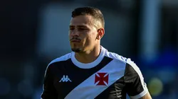 Hugo Moura é cria da Gávea e vive momento complicado no rival