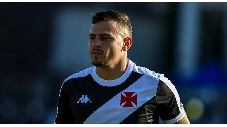 Hugo Moura é cria da Gávea e vive momento complicado no rival