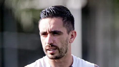 Igor Coronado durante treino no CT Joaquim Grava. Meia pode ficar à disposição de António Oliveira.