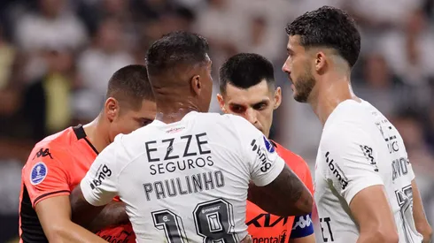 Paulinho e Pedro Raul contra em disputa contra o Nacional. Foto: Anderson Romao/AGIF