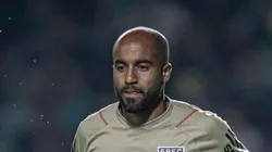 Lucas Moura durante aquecimento. Meia segue de fora da equipe.