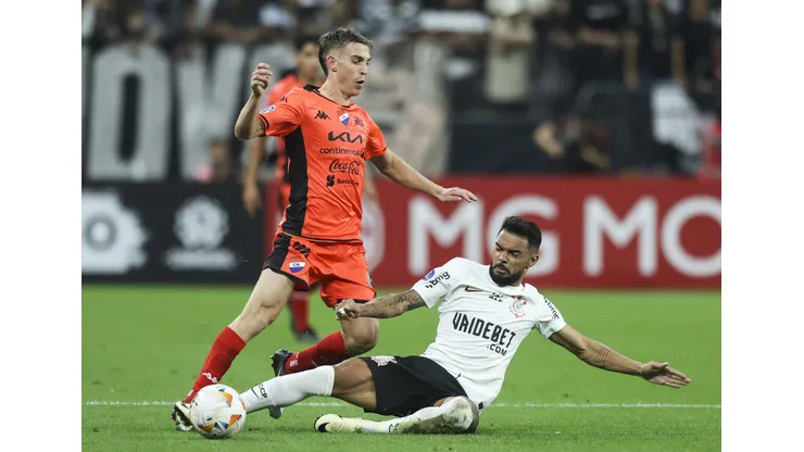 O Corinthians precisa vencer novamente o Nacional para não complicar a situação no grupo da Sul-Americana (Foto: Alexandre Schneider/Getty Images)