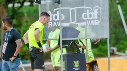 Ramon Abatti Abel no VAR revisando jogada de Wagner Leonardo e Calleri