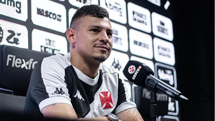 Jogador foi expulso no início da partida, comprometendo o planejamento da equipe